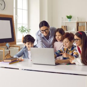 Inwestycja w umiejętności cyfrowe nauczycieli i uczniów to dziś jedna z najważniejszych inwestycji w