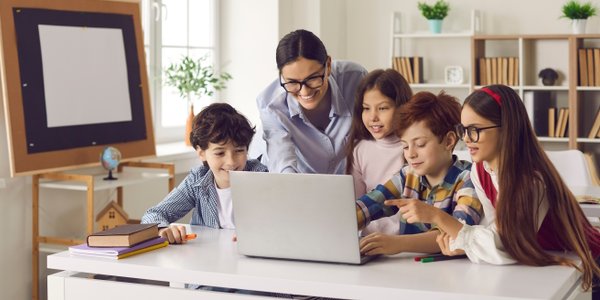 Użycie AI w edukacji może osłabiać rozwój kluczowych umiejętności. Badacze ostrzegają