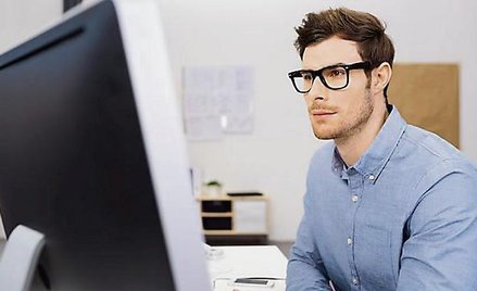 Aby pracodawca dopłacił do szkieł, podwładny powinien używać monitora przynajmniej przez połowę dobo