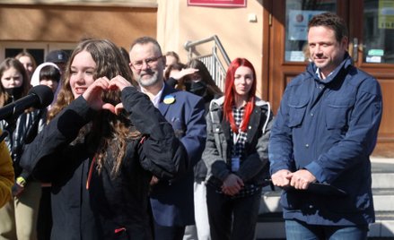 Prezydent Warszawy Rafał Trzaskowski podczas konferencji prasowej dot. edukacji dla ukraińskich dzie