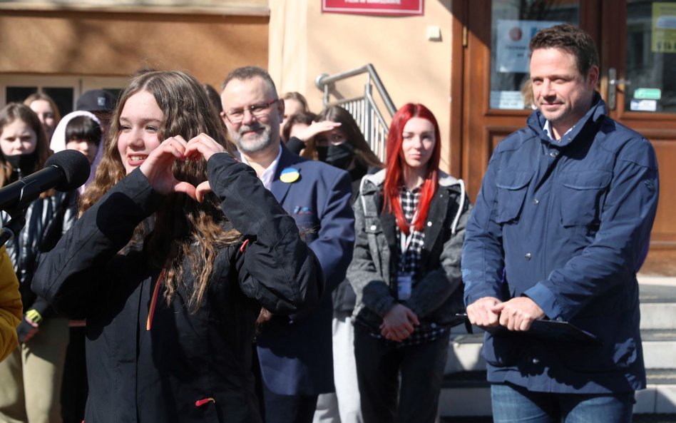 Prezydent Warszawy Rafał Trzaskowski podczas konferencji prasowej dot. edukacji dla ukraińskich dzie