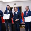 Przewodniczący Platformy Obywatelskiej Donald Tusk (C), przewodniczący Polski 2050 Szymon Hołownia (