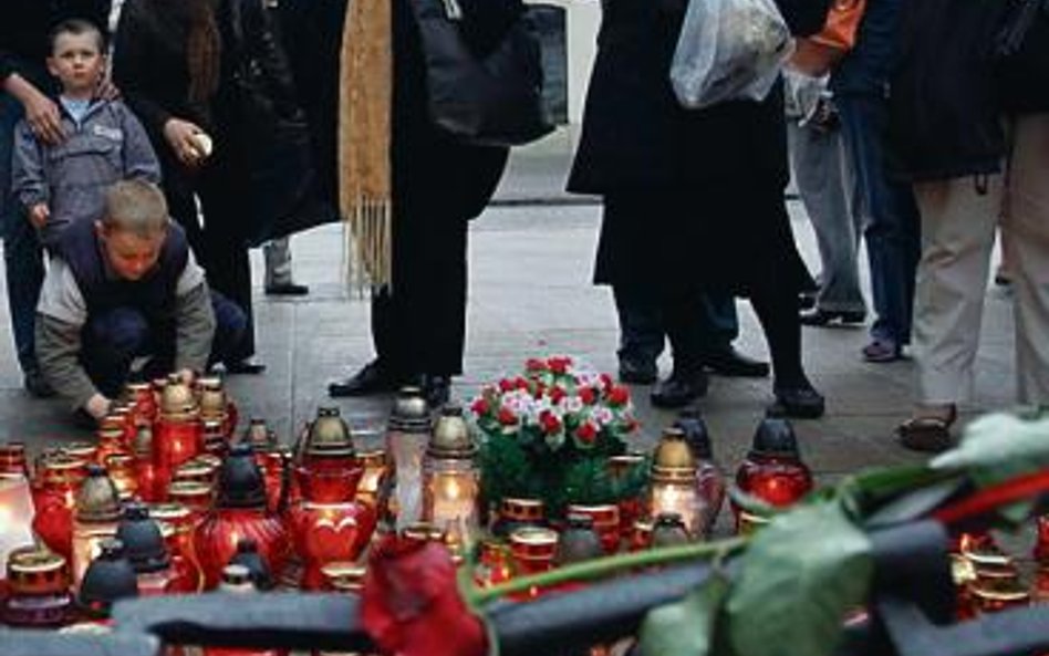 Przed Pałac Prezydencki przyszli i politycy, i mieszkańcy