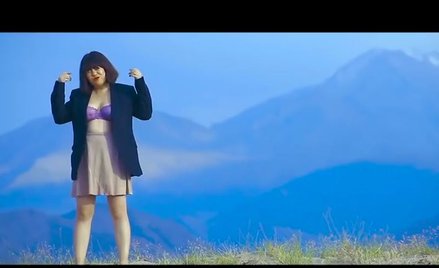 Kirgistan: Grożą śmiercią piosenkarce. Za stanik w teledysku