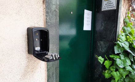 Skrzynki na klucze do wakacyjnych mieszkań zostają. Sąd uchylił ograniczenie