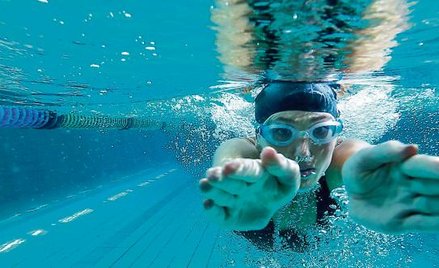 Dofinansowanie zajęć na siłowni czy basenu to popularny sposób docenienia pracowników.