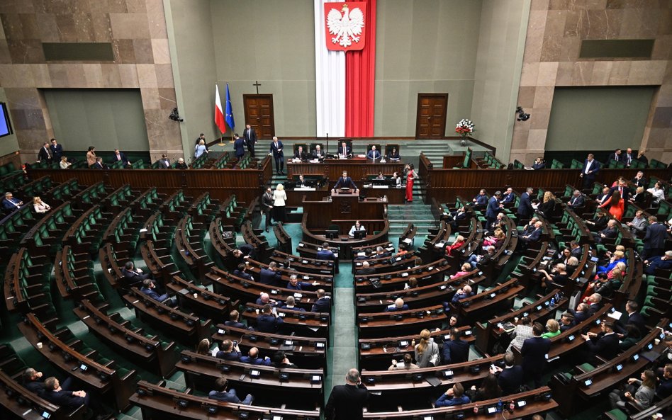 Sala plenarna Sejmu podczas debaty nad uchwałą w sprawie KRS