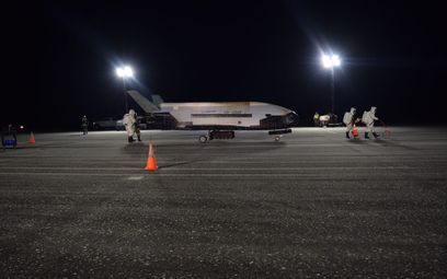 X-37B po wylądowaniu na lotnisku Centrum Kosmicznego Johna F. Kennedy’ego na Florydzie. Technicy sił
