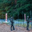 Żołnierze podczas budowy ogrodzenia na granicy polsko-białoruskiej w okolicy wsi Nomiki