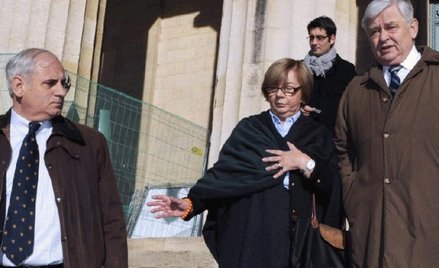 Część rodziny de Védrines opuszcza sąd w Bordeaux po ogłoszeniu wyroku. Mają małe szanse na powrót d