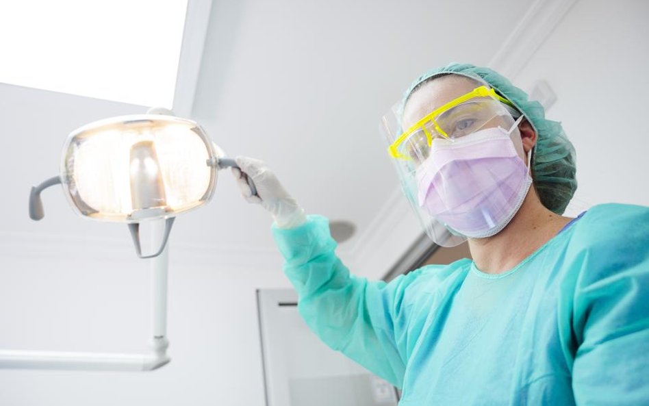 Pandemia u dentysty: jeden pacjent na godzinę