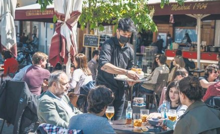 Europejczycy korzystają z odmrażania gospodarek po lockdownie, ale też zastanawiają się, jak długo b