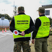 Funkcjonariusze Straży Granicznej podczas kontroli na polsko-słowackim przejściu granicznym w Barwin