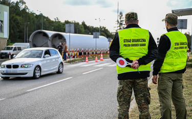 Funkcjonariusze Straży Granicznej podczas kontroli na polsko-słowackim przejściu granicznym w Barwin