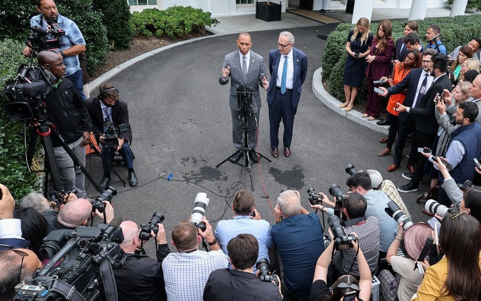 Hakeem Jeffries i Chuck Schumer przed Białym Domem