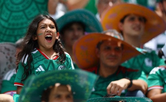 Kibice na trybunach Estadio Azteca