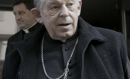 Prymas poddany kontroli osobistej na lotnisku. Dyrekcja przeprasza