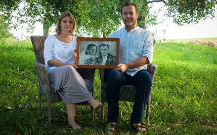 Ewelina i Krzysztof Rozpędowscy, właściciele Villi Greta, z portretem babci Grety i dziadka Janka (f