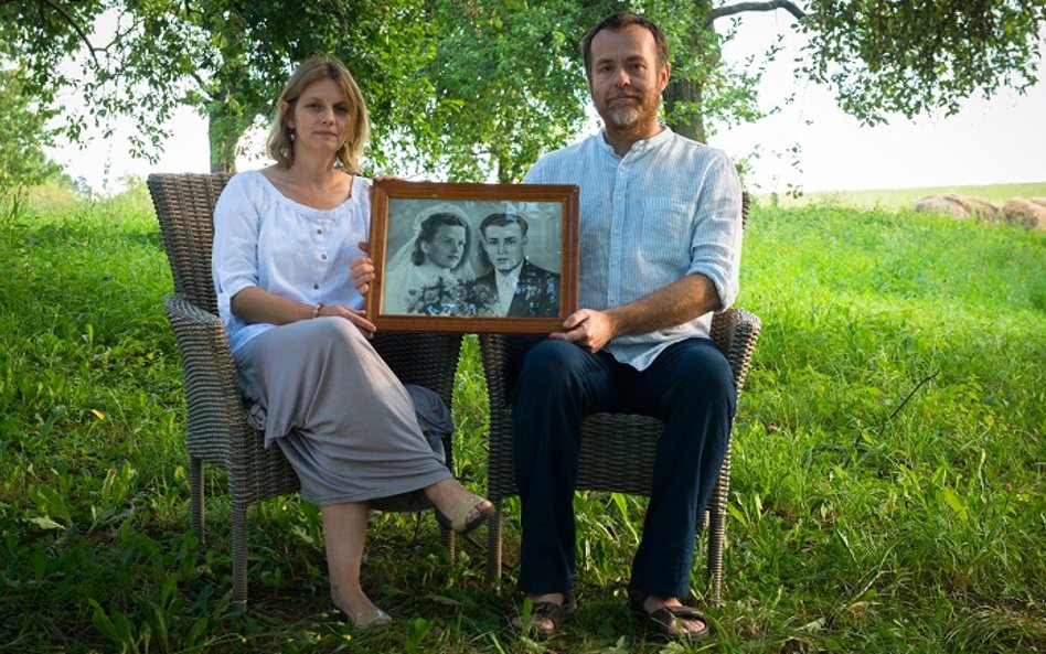 Ewelina i Krzysztof Rozpędowscy, właściciele Villi Greta, z portretem babci Grety i dziadka Janka (f