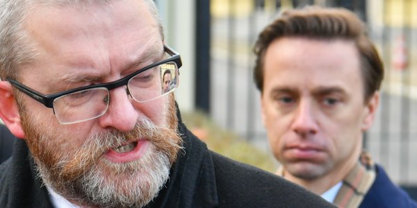 Sondaż: PiS nie zyskuje mimo kłopotów KO. Rośnie skrajna prawica Brauna