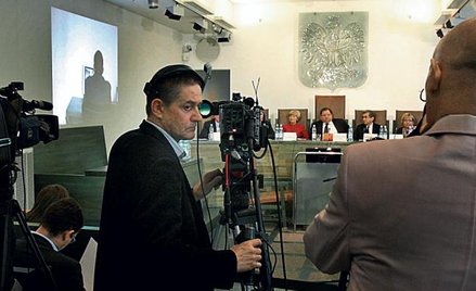 Posłowie z komisji śledczej widzieli jedynie zaciemnioną sylwetkę przesłuchiwanego świadka na obrazi