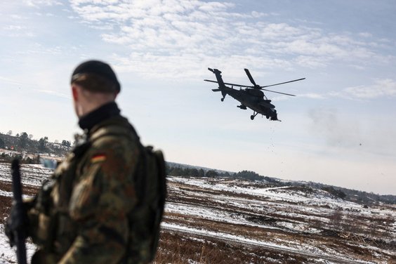 Ćwiczenia żołnierzy NATO w niemieckim Bergen