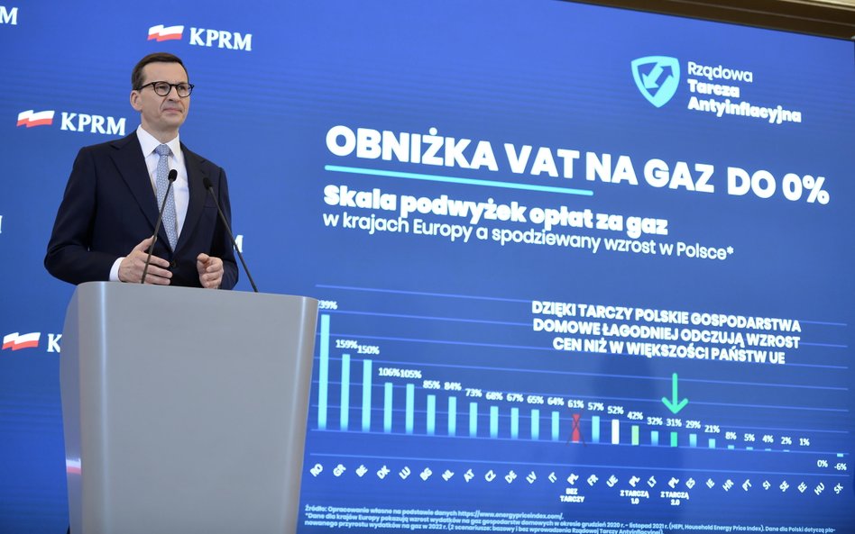 Premier Mateusz Morawiecki na konferencji prasowej, na której zapowiedział w ramach drugiej tarczy a