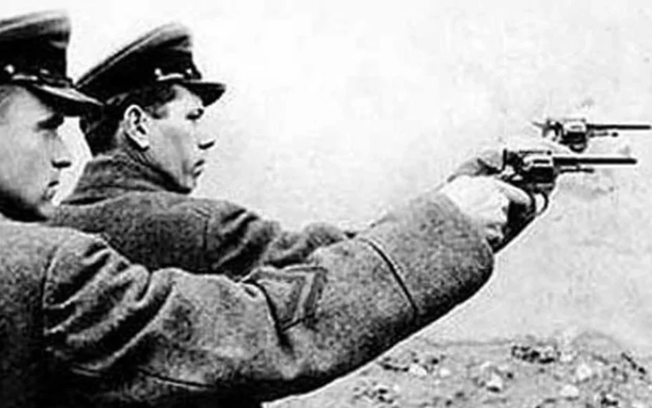 Strzałem w tył głowy zabijano na Wschodzie polskich oficerów. Natomiast po wojnie w całym kraju w te