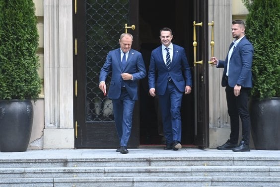 Premier Donald Tusk oraz rzecznik rządu Adam Szłapka
