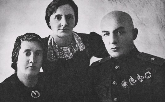 Zdjęcie z Moskwy z 1943 r. przedstawiające Annę Worobjową, Zofię Świerczewską i Karola Świerczewskie