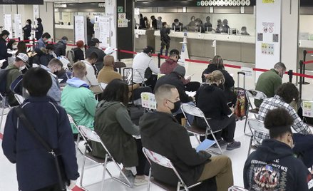 Pasażerowie na lotnisku w Japonii