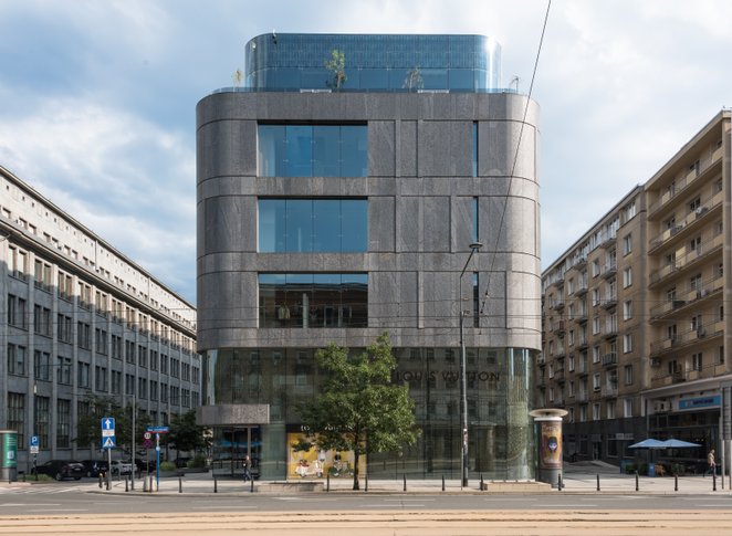 Gmach Domu Handlowego Vitkac przeciął oś ulicy Brackiej. Po uruchomieniu na nowo przejścia dla piesz