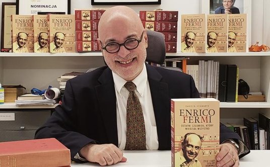 David N. Schwartz na promocji polskiego wydania jego książki o Enrico Fermim