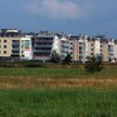 Grunty pod osiedla wielorodzinne, jak i domy cieszą się największym popytem.