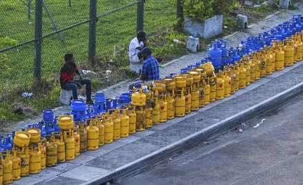 Ludzie ustawiają się z setkami butli na płynny gaz w kolejkach, aby wymienić je na pełne.