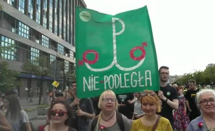 Sąd: transparent „Polka Nie-podległa" nie znieważa Znaku Polski Walczącej