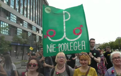 Sąd: transparent „Polka Nie-podległa" nie znieważa Znaku Polski Walczącej