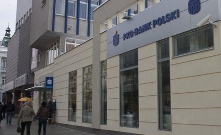Banki podnoszą opłaty