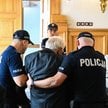 Policja udziela pomocy ojcu zamordowanej Mieczysławowi Cyganowi, który zasłabł na sali rozpraw w Sąd