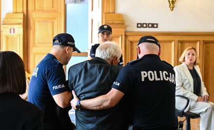 Policja udziela pomocy ojcu zamordowanej Mieczysławowi Cyganowi, który zasłabł na sali rozpraw w Sąd
