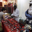 Algierski Tuareg sprzedaje turystom ręcznie wykonane przedmioty na rynku publicznym w Tamanrasset w 