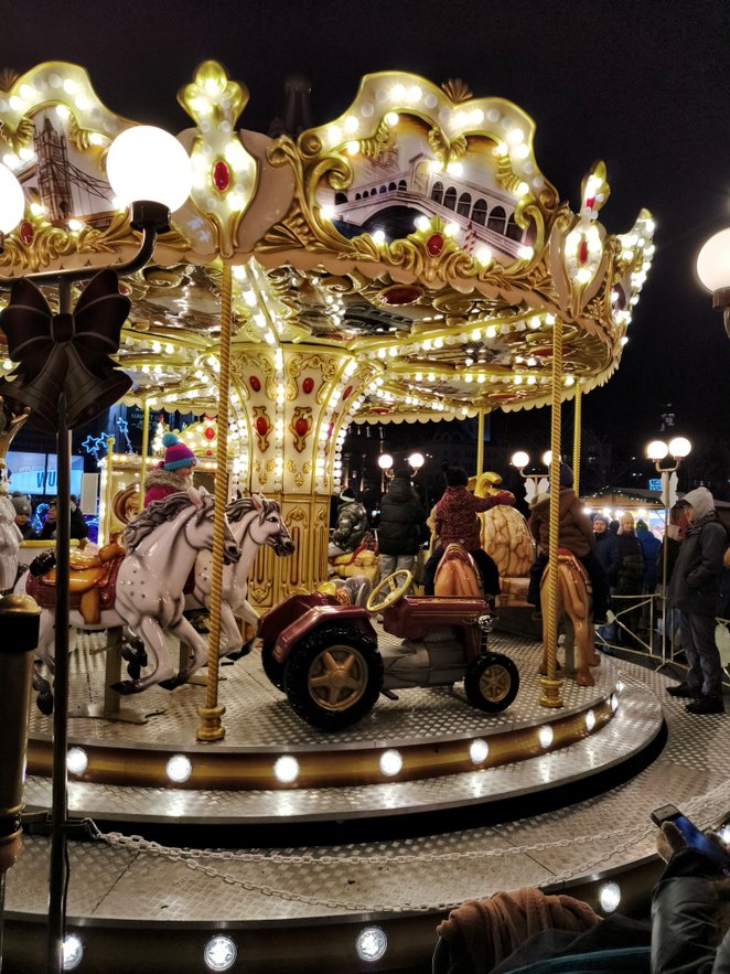 Wytchnienie dla portfeli rodziców - karuzela w stylu retro całowiecie za darmo. W pierwszy piątek be