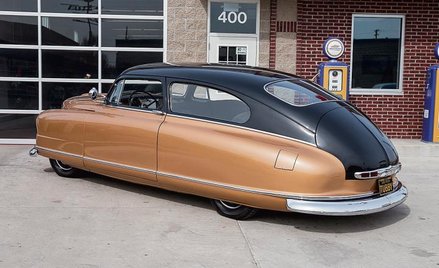 Nash Statesman – jedna z ciekawszych wizytówek lat 50. Dwudrzwiowa sylwetka, z zabudowanymi kołami, 