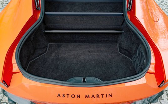 Bagażnik to w Astonie Martinie Vantage nie najważniejsza rzecz, ale jakby co to zmieści się tu 235 l