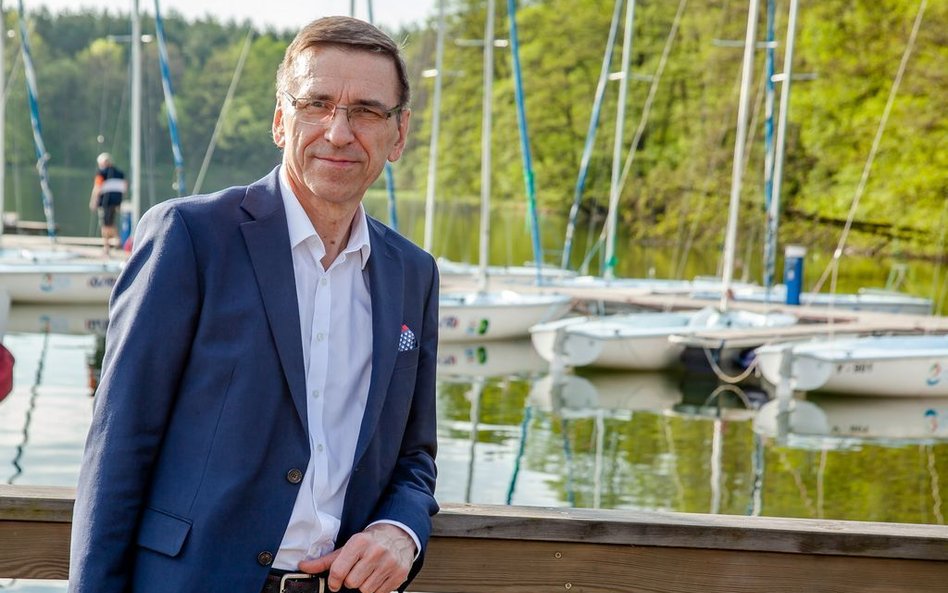 Piotr Grzymowicz to absolwent Wydziału Budownictwa Akademii Rolniczo-Technicznej w Olsztynie, na tej