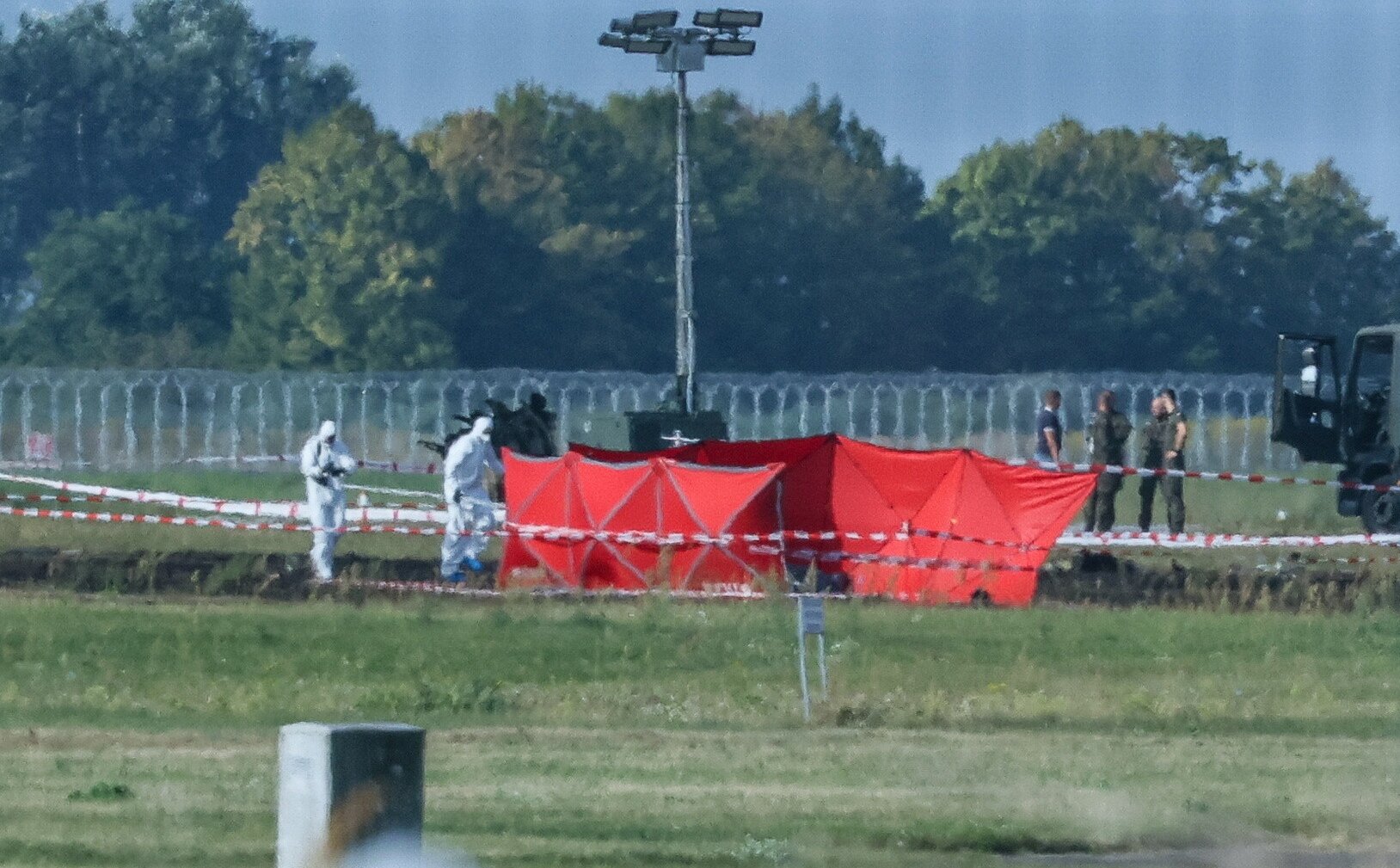 Wojskowi żegnają pilota, który zginął w Radomiu. Padają pytania o sens podejmowania ryzyka na pokazach lotniczych