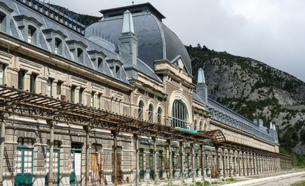 Dworzec Canfranc przestał być używany w latach 70. Od 2023 roku przyjmuje gości, bo stał się luksuso