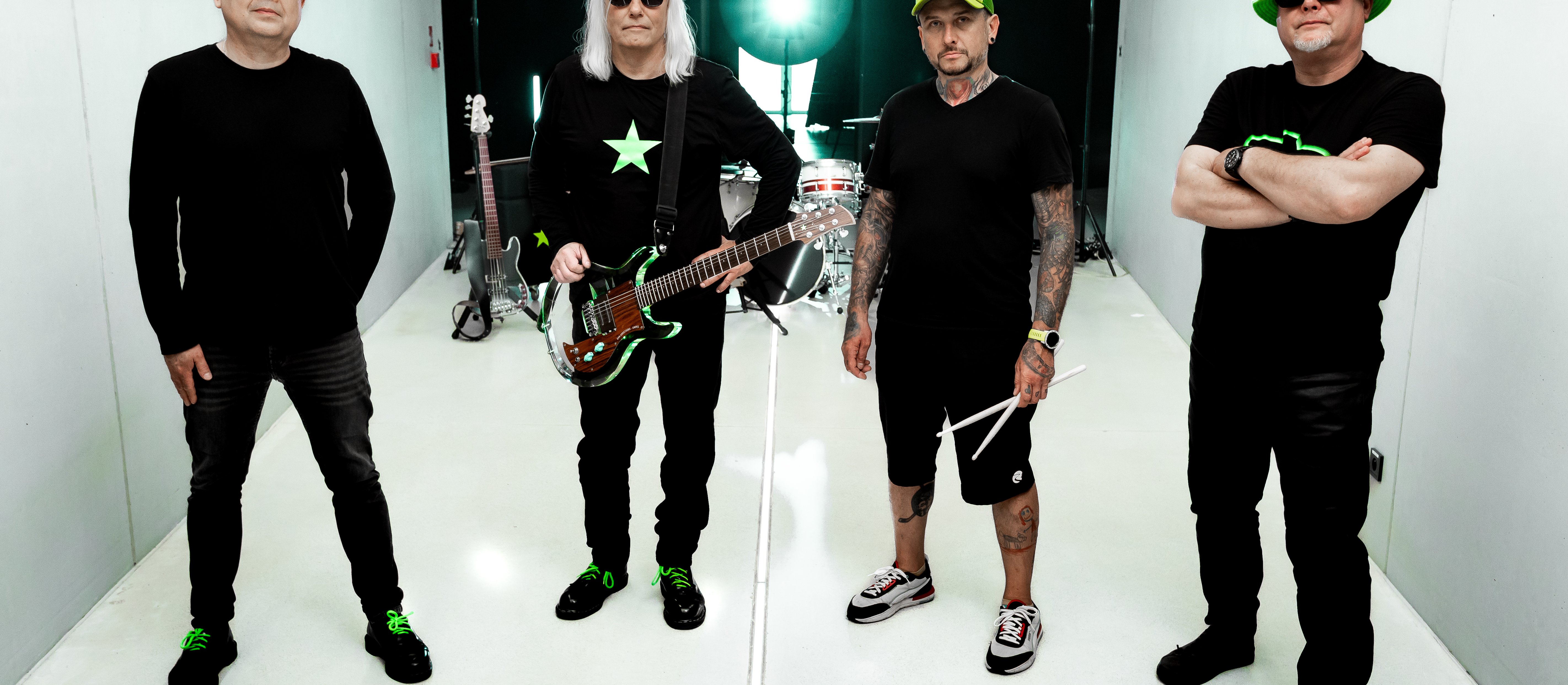 Supergrupa muzyków TSA, Proletaryat, Piersi i Armia, czyli Kosmici w natarciu