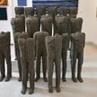 Konstrukcja "Bambini" autorstwa Magdaleny Abakanowicz zaprezentowana na wystawie przedaukcyjnej w Do