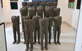 Konstrukcja "Bambini" autorstwa Magdaleny Abakanowicz zaprezentowana na wystawie przedaukcyjnej w Do